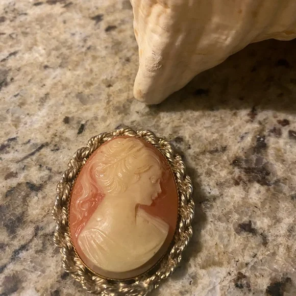 VINTAGE LARGE CAMEO PENDANT 2 x 2 inches. - Picture 4 of 4